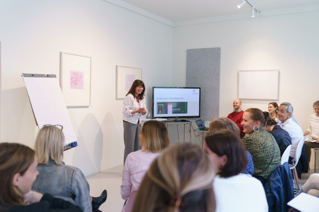 Bettina bei storytelling Workshop im be your story space